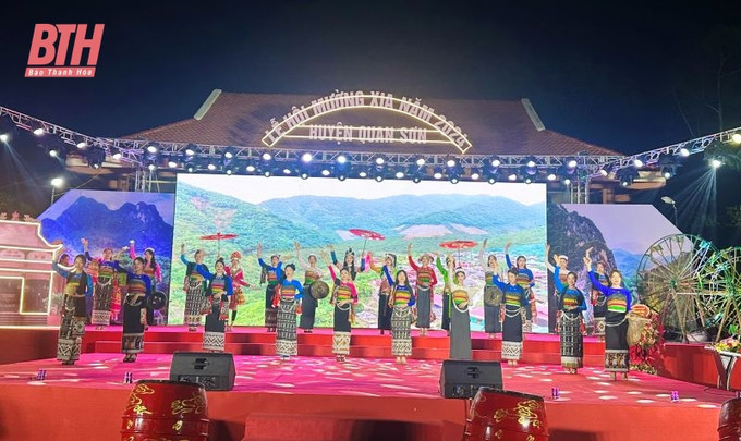 Trình diễn trang phục truyền thống tại lễ hội. Ảnh: baothanhhoa.vn 1710772889_319_Le-hoi-Muong-Xia-nam-2024.jpg