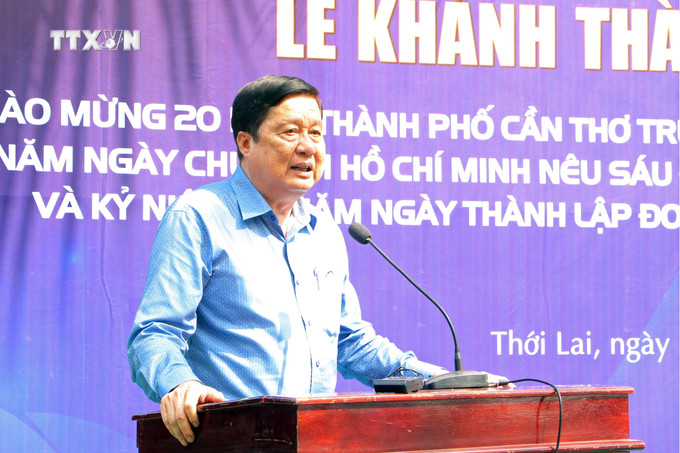 Phó Bí thư thường trực Thành ủy Cần Thơ Phạm Văn Hiểu phát biểu tại lễ khánh thành. Ảnh: Trung Kiên - TTXVN vna_potal_can_tho_khanh_thanh_cau_nong_thon_ket_noi_ap_bi_co_lap_7276986.jpg