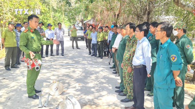 Cán bộ, nhân viên Khu Bảo tồn loài - sinh cảnh Vườn chim Bạc Liêu được hướng dẫn thực hành phòng cháy chữa cháy. Ảnh: TTXVN phát vna_potal_chu_dong_bao_ve_khu_bao_ton_loai_-_sinh_canh_vuon_chim_bac_lieu_truoc_nguy_co_chay_7247010 (1).jpg