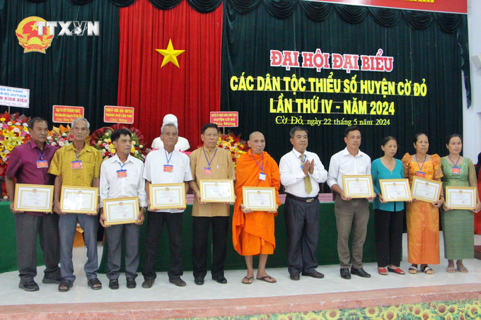 Ban tổ chức tuyên dương các tập thể, cá nhân có nhiều đóng góp trong thực hiện công tác, chính sách dân tộc. Ảnh: Trung Kiên - TTXVN vna_potal_can_tho_to_chuc_dai_hoi_diem_cap_huyen_dai_hoi_dai_bieu_cac_dan_toc_thieu_so__141137185_7389621.jpg