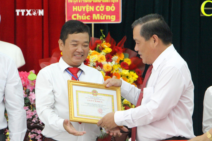 Ban tổ chức tuyên dương các tập thể, cá nhân có nhiều đóng góp trong thực hiện công tác, chính sách dân tộc. Ảnh: Trung Kiên - TTXVN vna_potal_can_tho_to_chuc_dai_hoi_diem_cap_huyen_dai_hoi_dai_bieu_cac_dan_toc_thieu_so_7389618.jpg