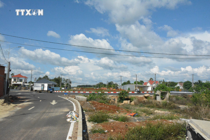 Dự án đầu tư xây dựng đường Hồ Chí Minh đoạn tránh phía Đông thành phố Buôn Ma Thuột, tỉnh Đắk Lắk nút giao với Quốc lộ 27 đoạn qua huyện Cư Kuin. Ảnh: Tuấn Anh – TTXVN vna_potal_duong_ho_chi_minh_doan_tranh_phia_dong_tp_buon_ma_thuot_van_loay_hoay_giai_phong_mat_bang_7389257.jpg