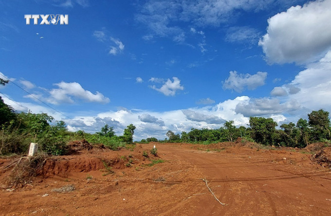 Dự án đầu tư xây dựng đường Hồ Chí Minh đoạn tránh phía Đông thành phố Buôn Ma Thuột, tỉnh Đắk Lắk đoạn qua xã Ea Kao, thành phố Buôn Ma Thuột chưa thể giải phóng mặt bằng do nhiều vướng mắc. Ảnh: TTXVN phát vna_potal_duong_ho_chi_minh_doan_tranh_phia_dong_thanh_pho_buon_ma_thuot_van_loay_hoay_giai_phong_mat_bang_7389250.jpg