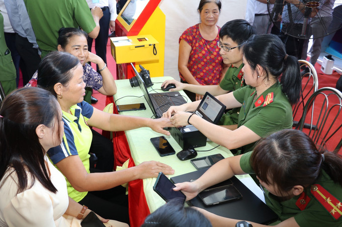 Đông đảo nhân dân thực hiện kích hoạt tài khoản định danh điện tử. Ảnh: Đức Phương – TTXVN 06.2.jpg
