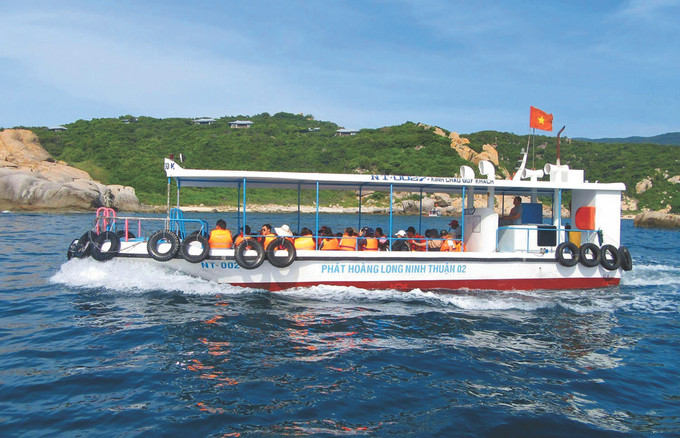 Du khách trải nghiệm tàu đáy kính ngắm san hô và phong cảnh tại vịnh Vĩnh Hy. Ảnh: Nguyễn Thành 11-lang du lich Vinh Hy-nguyễn thành.jpg