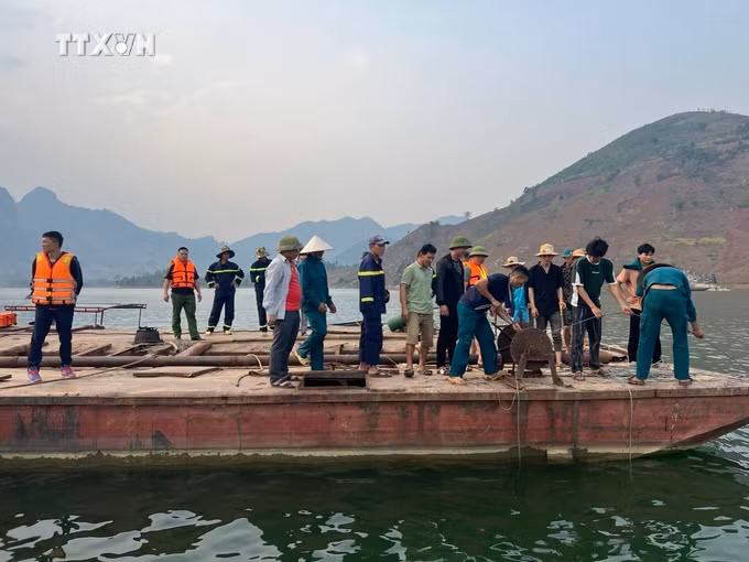 vna_potal_lai_chau_huy_dong_gan_400_nguoi_tim_kiem_cac_nan_nhan_mat_tich_trong_vu_lat_thuyen_o_sin_ho_7332114.jpg
