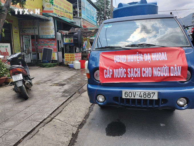 Chính quyền địa phương tổ chức 3 xe bồn chở nước cung cấp nước sạch tại nhà cho người dân thị trấn Đạ M’ri. Ảnh: TTXVN phát vna_potal_tram_cap_nuoc_da_m’ri_lam_dong_hoat_dong_tro_lai_nguoi_dan_da_co_nuoc_sinh_hoat__7331296.jpg