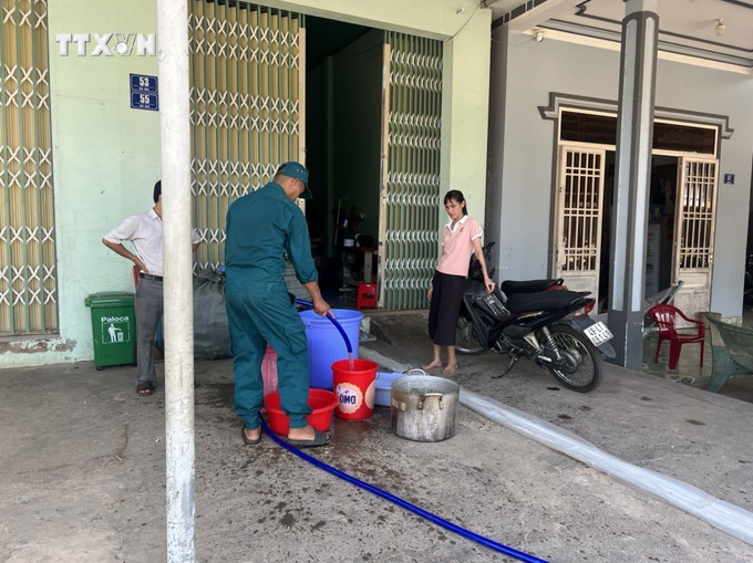 Chính quyền địa phương tổ chức 3 xe bồn chở nước cung cấp nước sạch tại nhà cho người dân thị trấn Đạ M’ri. Ảnh: TTXVN phát vna_potal_tram_cap_nuoc_da_m’ri_lam_dong_hoat_dong_tro_lai_nguoi_dan_da_co_nuoc_sinh_hoat__7331297.jpg