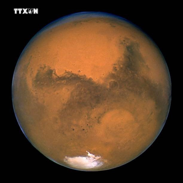 Hình ảnh Sao Hỏa do kính viễn vọng không gian Hubble của NASA chụp lại. Ảnh: Getty Images/TTXVN vna_potal_dau_vet_ve_mot_dai_duong_an_duoi_be_mat_sao_hoa_7535354.jpg