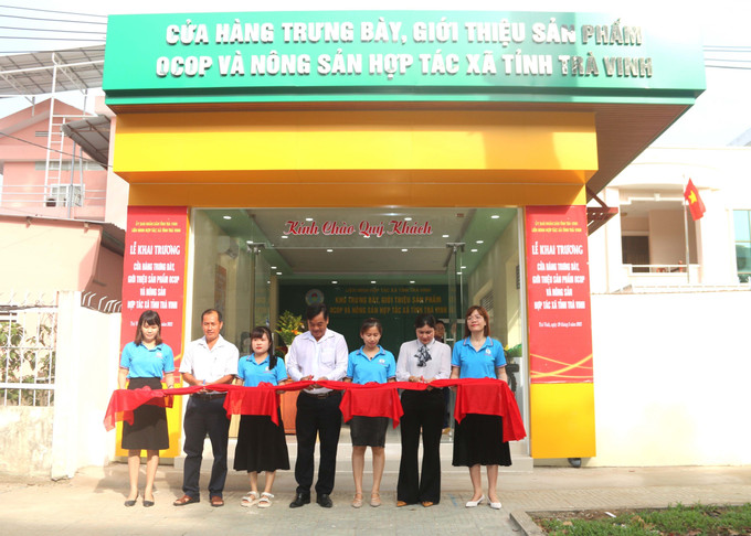 Ngày 19/5/2023, Liên minh Hợp tác xã tỉnh Trà Vinh khai trương cửa hàng trưng bày, giới thiệu sản phẩm OCOP và nông sản hợp tác xã tại số 40, đường Nguyễn Thái Học, phường 1, thành phố Trà Vinh. Ảnh: Thanh Hòa-TTXVN travinh1.jpg