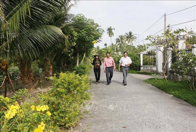 Tuyến đường hoa, cây xanh tại Ấp 10, xã Hòa Hiệp, huyện Tam Bình. Ảnh: Phạm Minh Tuấn-TTXVN vinhlong.jpg