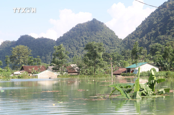 Nhiều nhà dân ở xã Quang Vinh, huyện Trùng Khánh (Cao Bằng) vẫn đang bị ngập sâu trong nước, ảnh chụp ngày 27/8. Ảnh: Chu Hiệu-TTXVN vna_potal_con_7_xom_bi_co_lap_do_ngap_lut_tai_cao_bang_7559865.jpg