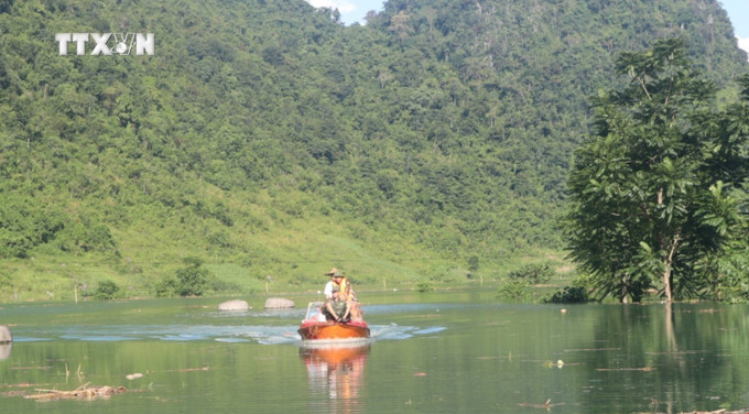 Lực lượng chức năng dùng cano cứu hộ giúp đỡ người dân các xóm bị cô lập ở xã Quang Vinh, huyện Trùng Khánh (Cao Bằng) di chuyển. Ảnh: Chu Hiệu-TTXVN vna_potal_con_7_xom_bi_co_lap_do_ngap_lut_tai_cao_bang_7559877.jpg