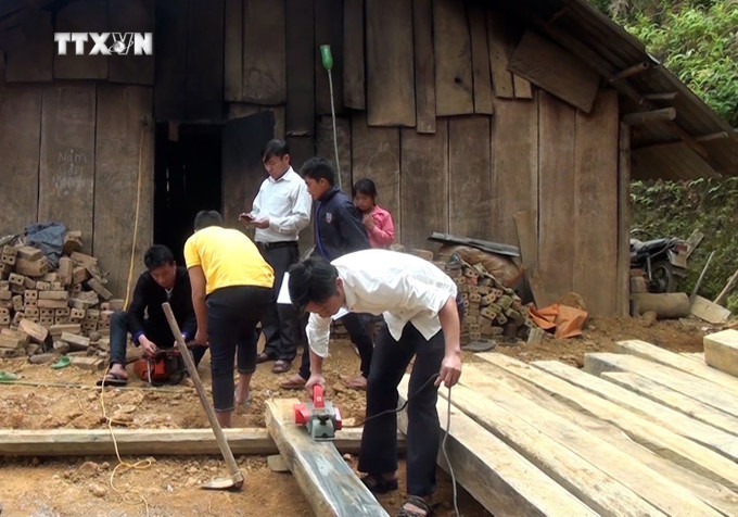 Hỗ trợ xây dựng nhà cho hộ nghèo tại tỉnh Yên Bái. Ảnh: TTXVN phát vna_potal_no_luc_xoa_nha_tam_cho_ho_ngheo_o_vung_cao_yen_bai__7559411.jpg