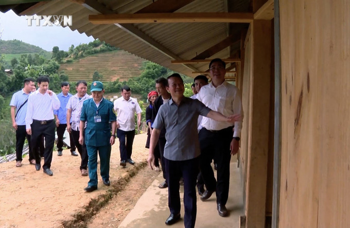 Bí thư Tỉnh ủy Yên Bái Đỗ Đức Duy kiểm tra công tác xóa nhà tạm, nhà dột nát trên địa bàn huyện Mù Cang Chải. Ảnh: TTXVN phát vna_potal_no_luc_xoa_nha_tam_cho_ho_ngheo_o_vung_cao_yen_bai__7559432.jpg
