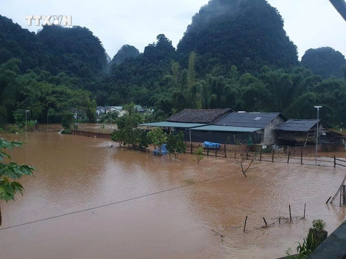 Nhiều nhà dân ở ven suối tại thị trấn Trà Lĩnh, huyện Trùng Khánh, tỉnh Cao Bằng bị ngập lụt. Ảnh: TTXVN phát vna_potal_cao_bang_mua_to_lam_ngap_ung_cuc_bo_sat_lo_dat_7532477.jpeg