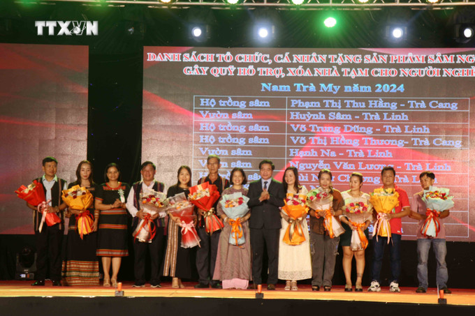 Ban tổ chức tặng quà cho các tập thể, cá nhân tham gia đấu giá sâm Ngọc Linh để gây quỹ xóa nhà ở tạm cho người nghèo. Ảnh: Đoàn Hữu Trung - TTXVN vna_potal_quang_nam_khai_mac_le_hoi_sam_ngoc_linh_lan_thu_vi_7516463.jpg