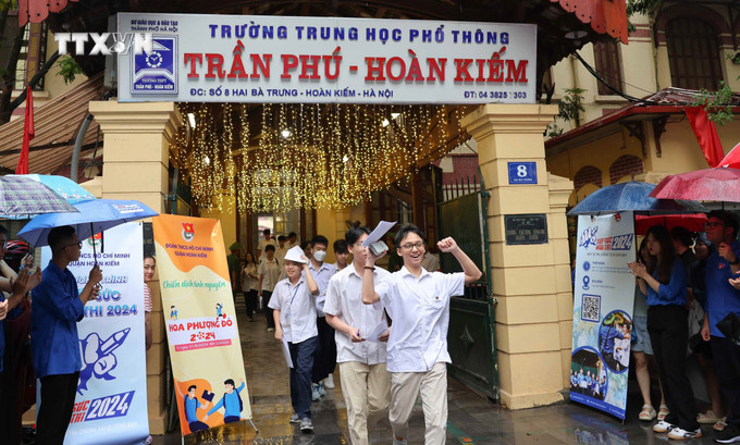 Niềm vui của thí sinh sau khi hoàn thành môn thi cuối tại điểm thi Trường THPT Trần Phú, quận Hoàn Kiếm. Ảnh: Thanh Tùng - TTXVN vna_potal_ha_noi_hoan_thanh_ky_thi_tuyen_sinh_vao_lop_10_cong_lap_khong_chuyen_7421265.jpg