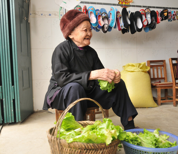 Mặc dù đã hơn 100 tuổi, nhưng cụ Hoàng vẫn rất khỏe mạnh, minh mẫn, hằng ngày vẫn giúp đỡ con cháu những việc vặt trong gia đình. Ảnh TTXVN phát bama6.jpg