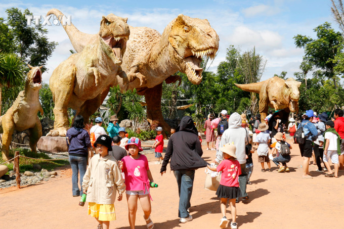 Người dân Bình Thuận tham quan Công viên khủng long Dino Park. Ảnh: Nguyễn Thanh - TTXVN vna_potal_chuong_trinh_“cam_on_binh_thuan”_tai_novaworld_phan_thiet_mien_phi_ve_cho_nguoi_dan_binh_thuan_7474741.jpg