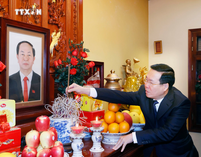 Chủ tịch nước Võ Văn Thưởng dâng hương tưởng niệm Đại tướng Trần Đại Quang, Chủ tịch nước từ năm 2016 đến 2018. Ảnh: Thống Nhất – TTXVN vna_potal_chu_tich_nuoc_dang_huong_tuong_nho_lanh_dao_dang_nha_nuoc_da_tu_tran_va_tham_nguyen_lanh_dao_dang_nha_nuoc__7213306.jpg
