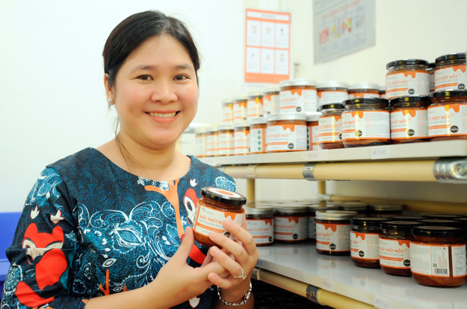 Niềm vui của chị Chau Ngọc Dịu là giữ gìn được nghề sản xuất mật thốt nốt của đồng bào dân tộc Khmer ở vùng đất Bảy Núi (An Giang). Ảnh: Lê Yến Thanh nguoi Khmer nam bo lam giau tu cay thot not 4.JPG