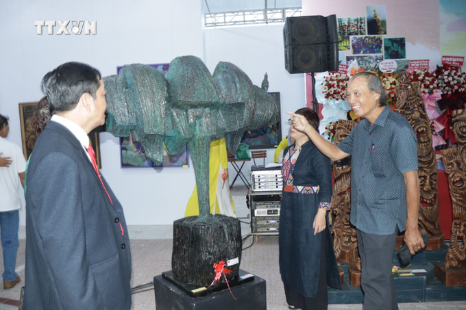 Ban tổ chức trao đổi bên tác phẩm đoạt giải. Ảnh Đặng Tuấn -TTXVN vna_potal_trien_lam_my_thuat_mien_trung_va_tay_nguyen_7546034.jpg