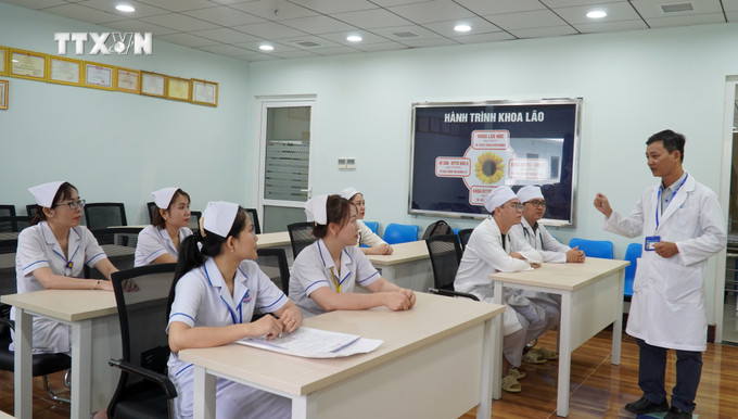 Tiến sĩ, Bác sĩ Văng Kiến Được, Trưởng Khoa Lão học, Bệnh viện đa khoa tỉnh Kiên Giang trao đổi chuyên môn với các bác sĩ, điều dưỡng của khoa. Ảnh: Văn Sĩ-TTXVN vna_potal_nhung_bac_si_dieu_duong_gioi_ve_chuyen_mon_va_y_duc_o_kien_giang_7240602.jpg