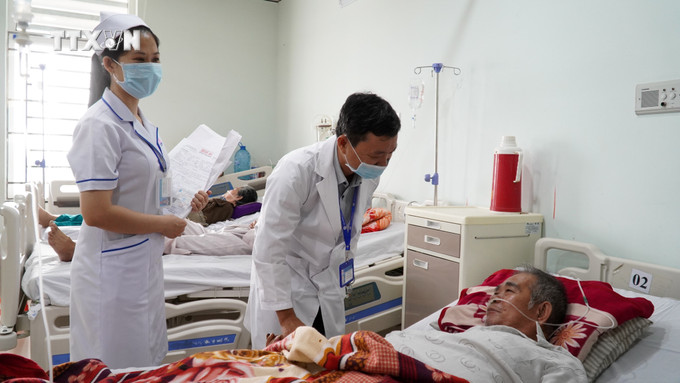 Tiến sĩ, Bác sĩ Văng Kiến Được, Trưởng Khoa Lão học, Bệnh viện đa khoa tỉnh Kiên Giang thăm khám bệnh nhân. Ảnh: Văn Sĩ-TTXVN vna_potal_nhung_bac_si_dieu_duong_gioi_ve_chuyen_mon_va_y_duc_o_kien_giang_7240603.jpg