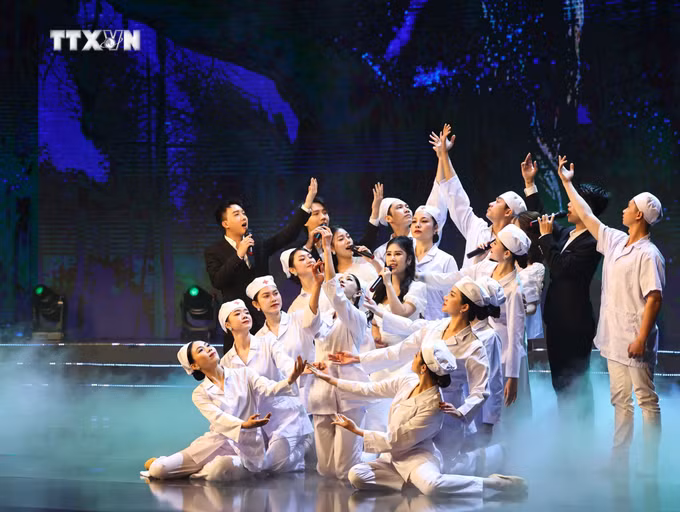 vna_potal_chu_tich_nuoc_vo_van_thuong__du_chuong_trinh_ton_vinh_thay_thuoc_viet_nam_va_trao_giai_cuoc_thi_viet_“su_hy_sinh_tham_lang”_lan_vi_7243485.jpg