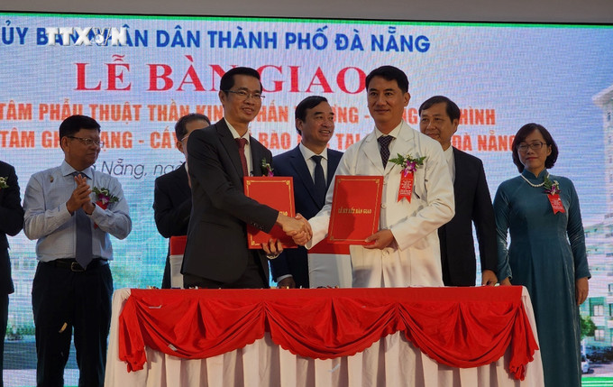 Lễ bàn giao đưa vào sử dụng công trình Trung tâm phẫu thuật thần kinh, chấn thương và bỏng tạo hình và Trung tâm ghép tạng và cấy ghép tế bào gốc tại Bệnh viện Đà Nẵng. Ảnh: Văn Dũng-TTXVN vna_potal_da_nang_dua_vao_hoat_dong_trung_tam_phau_thuat_va_cay_ghep_tang__7244055.jpg
