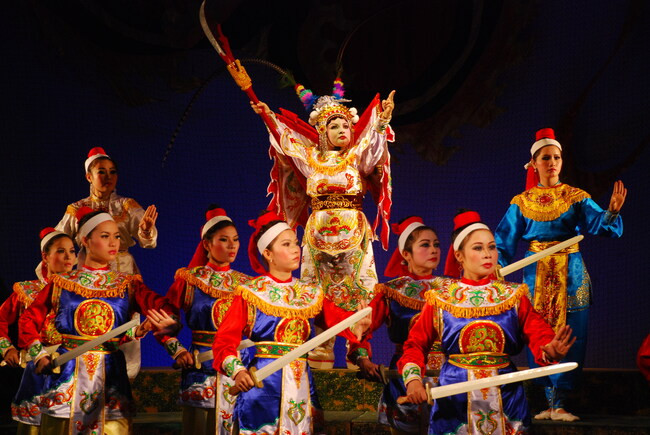 Một cảnh trong vở Đào Tam Xuân loạn trào do diễn viên Nhà hát Nghệ thuật truyền thống tỉnh Bình Định thể hiện. Ảnh: baobinhdinh.vn tuong.jpg