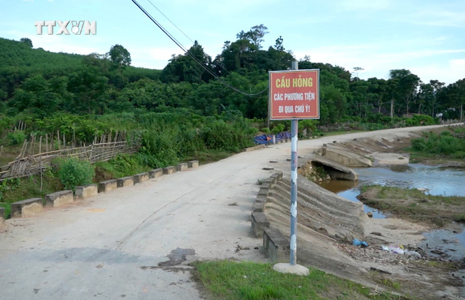 Ngoài việc chính quyền địa phương lên phương án cắm biển, cắt cử lực lượng trực chốt thì người dân cần nêu cao ý thức, chủ động phòng tránh để hạn chế thấp nhất thiệt hại đáng tiếc có thể xảy ra khi có thiên tai. Ảnh: Văn Tý-TTXVN vna_potal_nghe_an_can_som_nang_cap_he_thong_cau_tran_tren_cac_tuyen_giao_thong_mien_nui_7679153.jpg