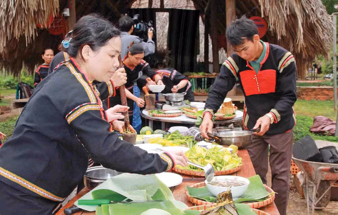 4-am thuc nguoi E de-pham cuong.jpg