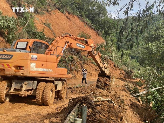 Ngành giao thông Cao Bằng đang nỗ lực thông tuyến cho Quốc lộ 34 từ huyện Nguyên Bình đi huyện Bảo Lạc. Ảnh: Quốc Đạt - TTXVN vna_potal_cao_bang_huyen_bao_lam_van_bi_co_lap_chua_the_tiep_can_duoc_7592219.jpg