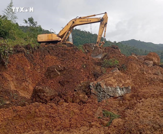 Nhiều điểm sạt lở lớn khiến cho công tác giải tỏa gặp nhiều khó khăn. Ảnh: TTXVN phát vna_potal_cao_bang_da_khoi_phuc_lai_he_thong_giao_thong_van_tai_7597739.jpg