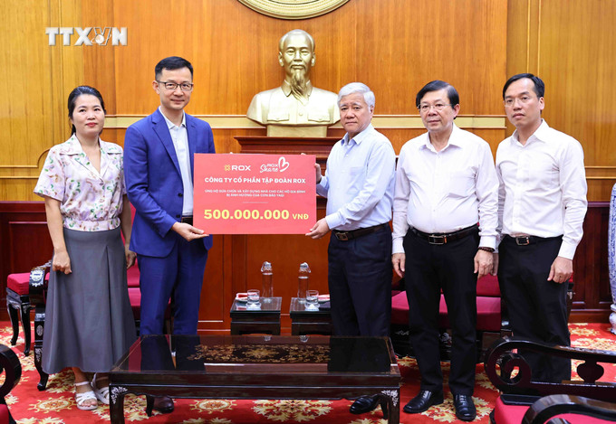 Chủ tịch Ủy ban Trung ương MTTQ Việt Nam Đỗ Văn Chiến tiếp nhận bảng tượng trưng số tiền từ các đơn vị, tổ chức, cá nhân trong và ngoài nước. Ảnh: Minh Đức – TTXVN vna_potal_uy_ban_trung_uong_mat_tran_to_quoc_viet_nam_tiep_tuc_nhan_cac_don_vi_ung_ho_dong_bao_bi_lu_lut_7593971.jpg