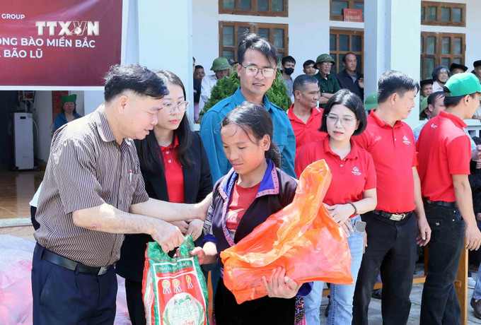 Trao quà ủng hộ nhân dân xã Ngọc Chiến, huyện Mường La, tỉnh Sơn La bị thiệt hại của bão số 3. Ảnh: Quang Quyết – TTXVN vna_potal_trao_qua_cho_nhan_dan_bi_thien_tai_o_xa_ngoc_chien_son_la_7597321.jpg