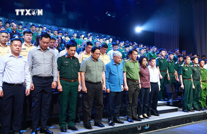 Thủ tướng Phạm Minh Chính và các đại biểu mặc niệm đồng bào tử nạn do ảnh hưởng của cơn bão số 3. Ảnh: Dương Giang - TTXVN vna_potal_thu_tuong_pham_minh_chinh_du_chuong_trinh_diem_tua_viet_nam_7597538.jpg