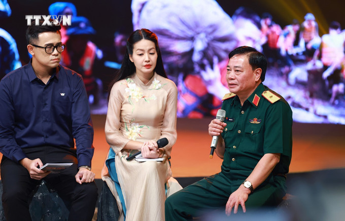 Thiếu tướng Phạm Văn Tỵ, Phó Cục trưởng Cục cứu hộ cứu nạn, Bộ Tổng Tham mưu Quân đội nhân dân Việt Nam giao lưu tại chương trình. Ảnh: Dương Giang-TTXVN vna_potal_thu_tuong_pham_minh_chinh_du_chuong_trinh_diem_tua_viet_nam_7597498.jpg