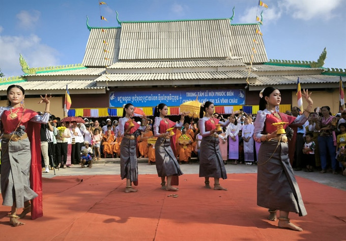 Biểu diễn nghệ thuật Khmer tại Lễ hội. Ảnh:baovanhoa.vn bien1.jpg