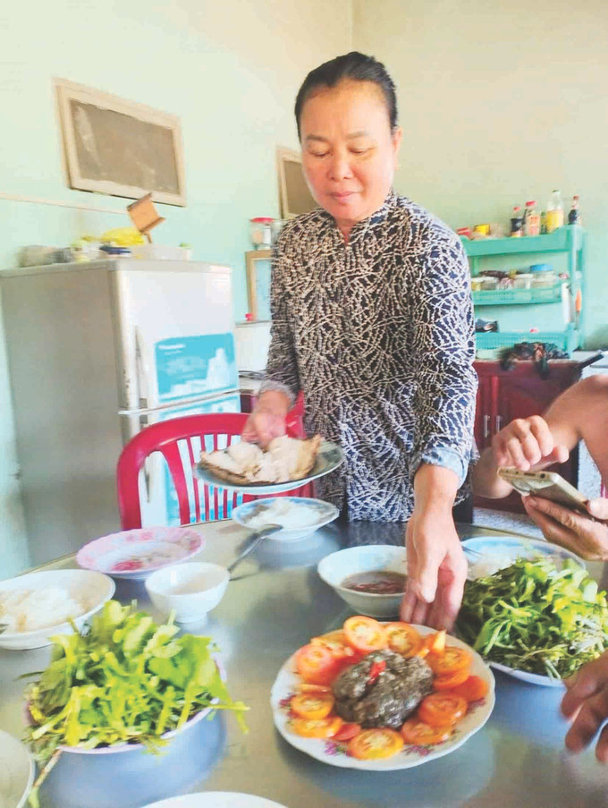 Người Khmer xem mắm Prồ-hốc là món ăn đặc sản và luôn sử dụng mắm trong các bữa tiệc gia đình, đãi khách phương xa. Ảnh: Sơn Cao Thắng 5--mon mam Prô-hốc2.jpg