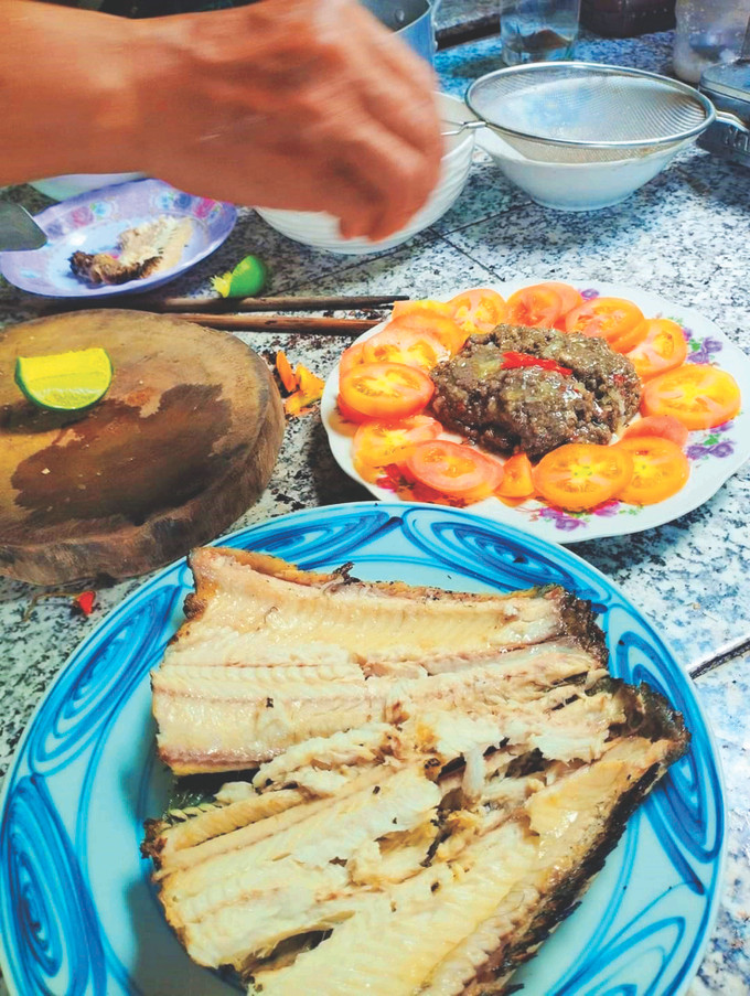 Trong hầu hết các món ăn của người Khmer, họ đều cho thêm một ít mắm Prồ-hốc vào để hương vị đậm đà hơn. Ảnh: Sơn Cao Thắng 4-mon mam Prô-hốcB.jpg