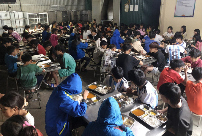 Bữa ăn bán trú tại Trường Phổ thông dân tộc bán trú Tiểu học và Trung học cơ sở Hua Bum, huyện Nậm Nhùn. Ảnh: Nguyễn Oanh-TTXVN laichau2.jpg