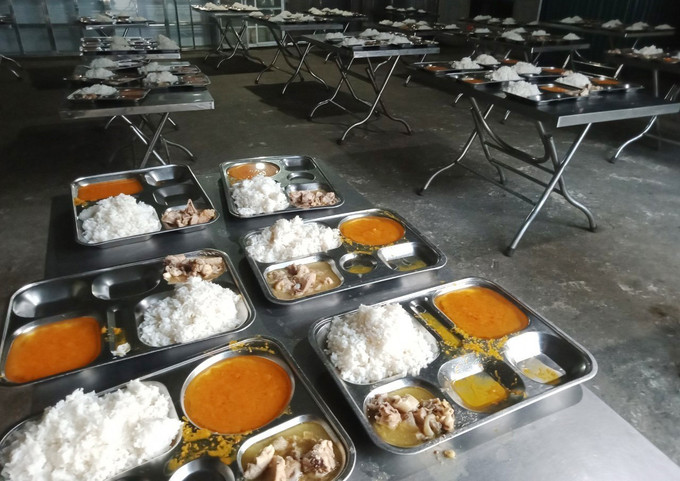 Xuất ăn bán trú tại Trường Phổ thông dân tộc bán trú Tiểu học và Trung học cơ sở Hua Bum, huyện Nậm Nhùn. Ảnh: Nguyễn Oanh-TTXVN laichau3.jpg