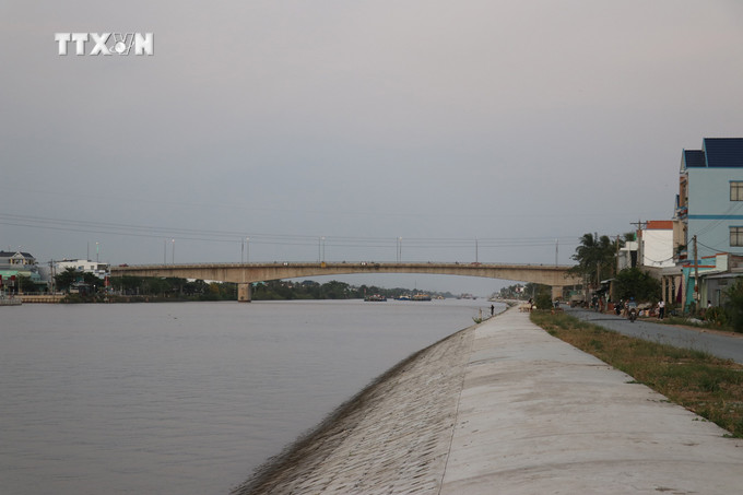 Hạng mục bờ kè chống tình trạng sạt lở tại kênh Chợ Gạo. Ảnh: Hữu Chí - TTXVN vna_potal_hoan_thanh_du_an_nang_cap_tuyen_kenh_cho_gao_giai_doan_2_7197162.jpg