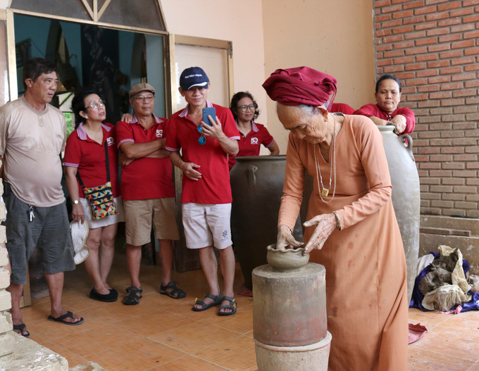 Du khách tham quan, tìm hiểu nghệ thuật làm gốm tại Hợp tác xã gốm Chăm Bàu Trúc ở thị trấn Phước Dân, huyện Ninh Phước. Ảnh: Nguyễn Thành 11-nguoi Cham-Ninh Phuoc-nguyen thanh.jpg