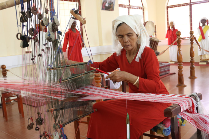 Huyện Ninh Phước không ngừng nâng cao chất lượng tiêu chí văn hóa trong xây dựng nông thôn mới, góp phần bảo tồn và phát huy các giá trị truyền thống. Ảnh: Nguyễn Thành 9-nguoi Cham-Ninh Phuoc-nguyen thanh.JPG