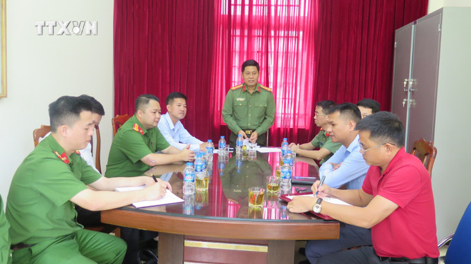 Đại tá Nguyễn Hồng Nguyên, Phó Chánh Văn phòng Bộ Công an làm Trưởng đoàn làm việc với huyện Bảo Yên và lực lượng công an các cấp tại địa bàn. Ảnh: Hương Thu-TTXVN vna_potal_bo_cong_an_kiem_tra_cong_tac_trien_khai_xay_dung_nha_cho_cac_ho_dan_bi_thiet_hai_do_bao_so_3_tai_lao_cai_________________________7677247.jpg