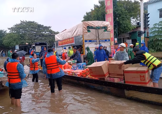 vna_potal_quang_binh_tap_trung_cuu_tro_cac_ho_dan_trong_vung_bi_ngap_7677390.jpg